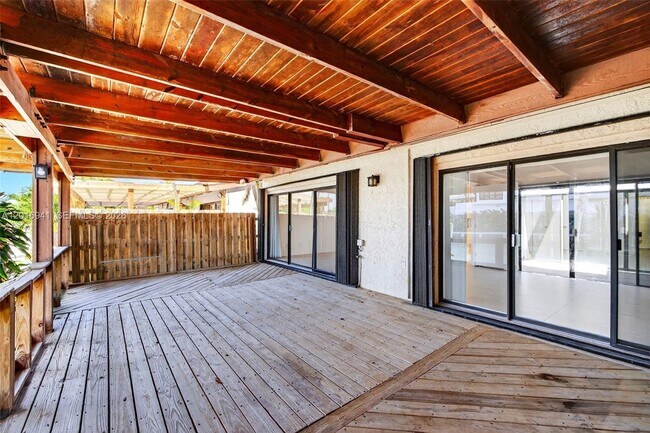 Building Photo - 2619 Parkview Dr S