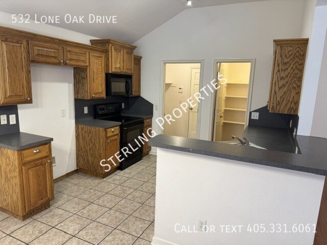 Building Photo - 532 Lone Oak Dr