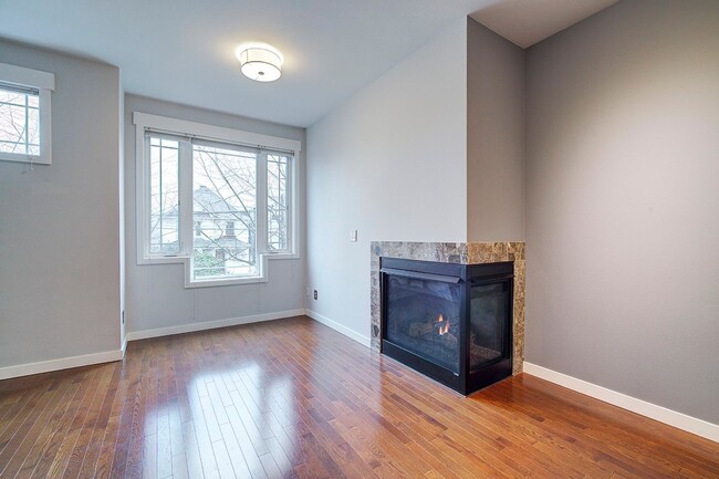 Building Photo - 2Bd/2.5Ba Seattle Townhouse