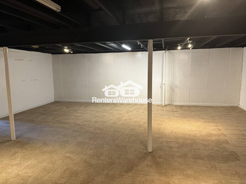 Building Photo - 2009 Grinnell Terrace