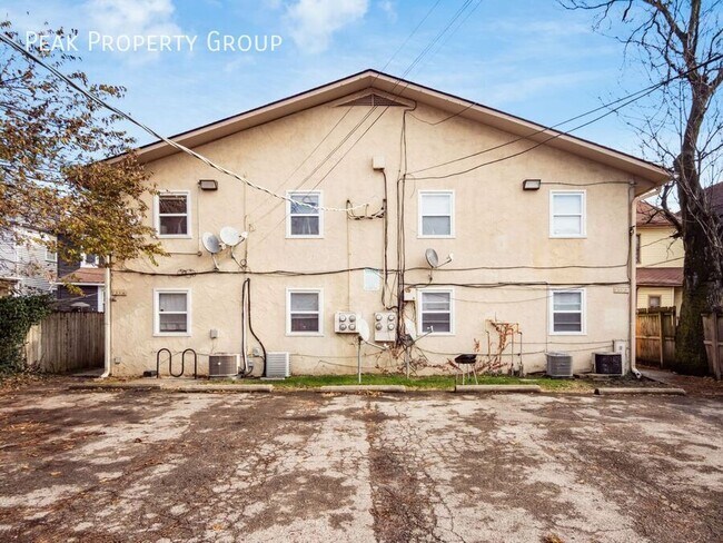 Building Photo - 1393-1395 Summit Street-2 Bedroom