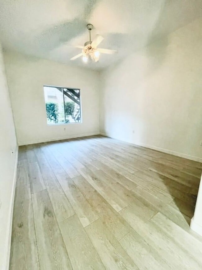 Building Photo - 2305 W Horizon Ridge Pkwy