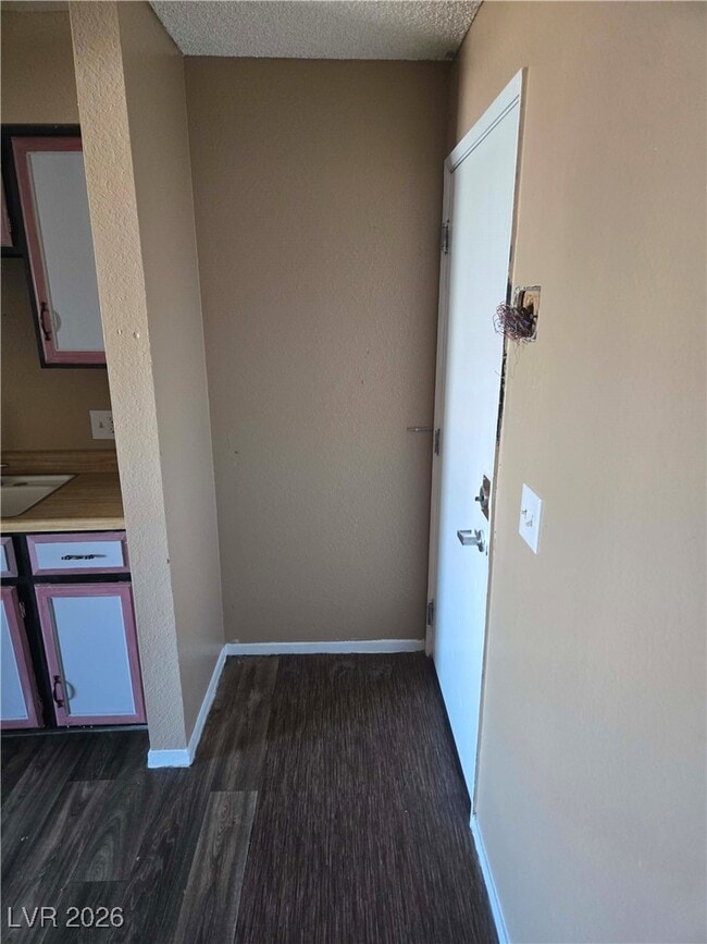 Building Photo - 305 N 10th St