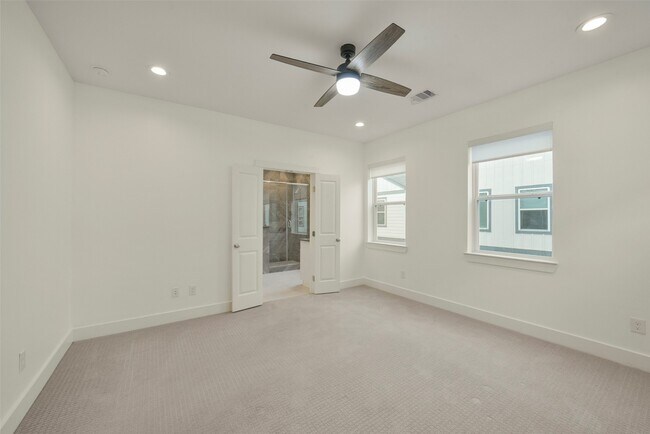 Building Photo - 760 W Donovan St