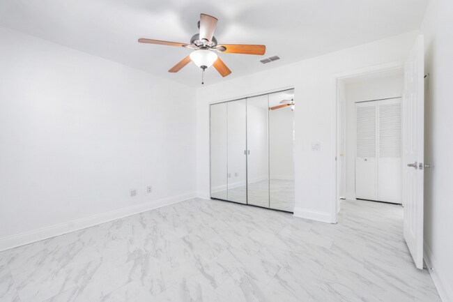 Building Photo - 4283 Brentwood Park Cir