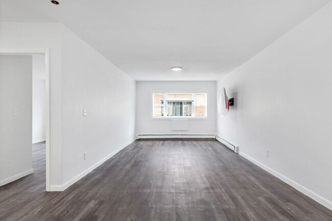 Interior Photo - 1045 River