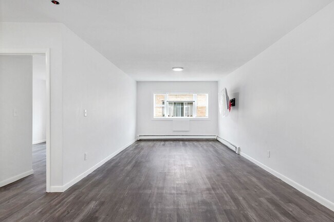 Building Photo - 1045 River St