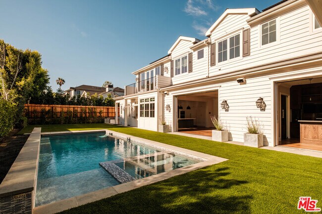 Building Photo - 557 Chapala Dr
