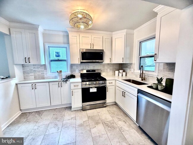 Building Photo - 2415 Fairhaven Ave