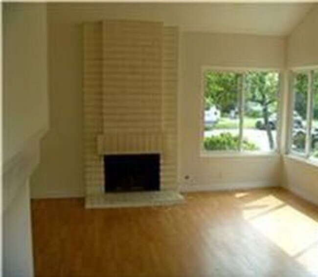 Building Photo - Welcome home to this 2 story end unit 3 bedroom 2 bath located in the heart of Irvine