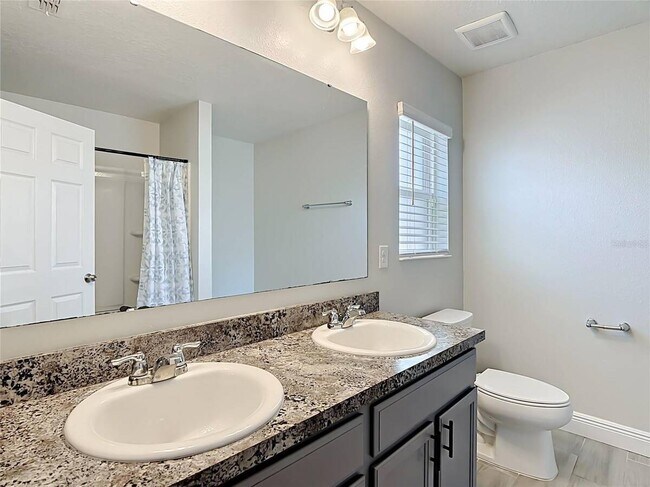 Building Photo - 3040 Lakes Crest Ave