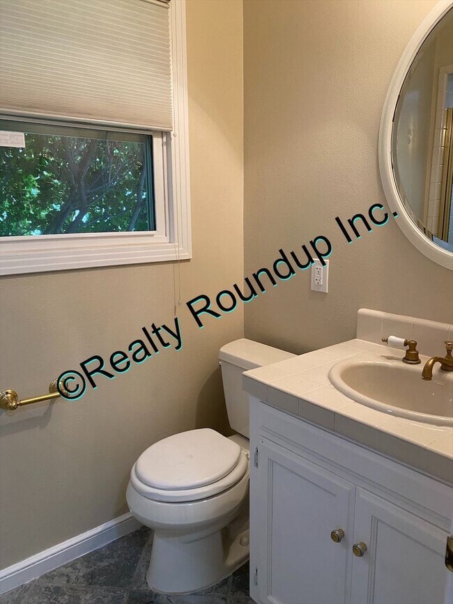 Building Photo - Beautiful Lincoln Village Home