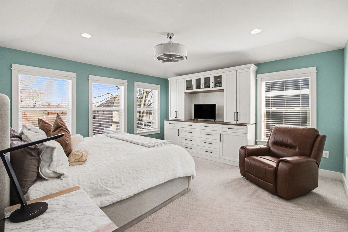 Building Photo - 3906 Hillside Dr