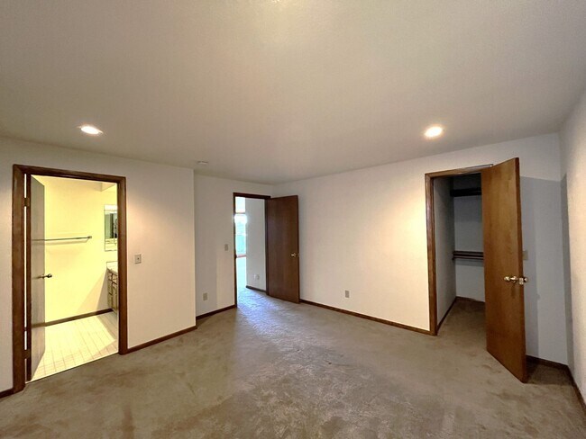 Building Photo - 180 Degree View of Bellingham Bay - Water/Sewer and Gas Included in Rent