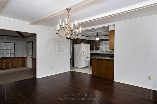 Building Photo - 3/2 Brick Home with Sunroom, Deck, and Car...