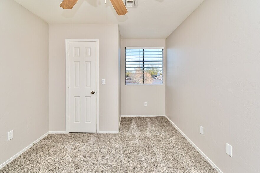 Building Photo - 8757 E Chimney Spring Dr