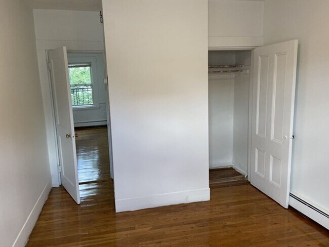 Building Photo - Don't miss out on this amazing deal!
