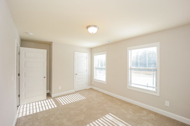 Building Photo - 425 Flowery Branch Ct