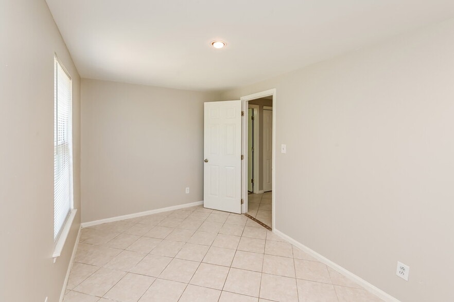 Building Photo - 3204 Old House Cir