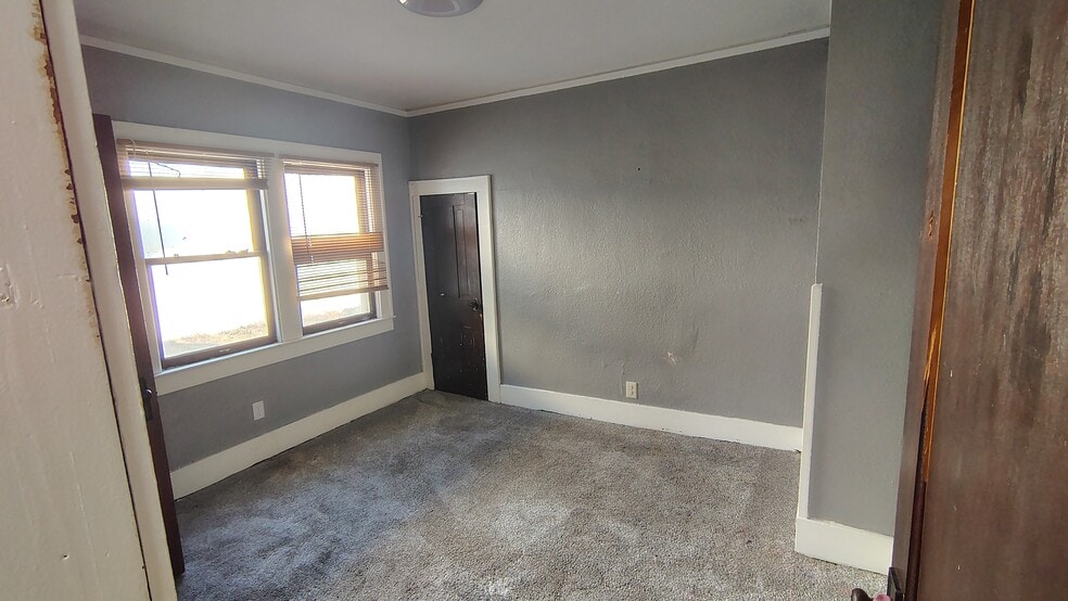 Building Photo - 320 W Elm St