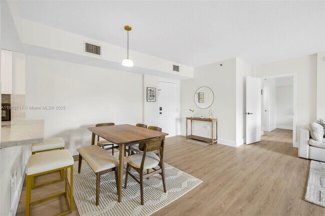 Building Photo - 9340 Fontainebleau Blvd