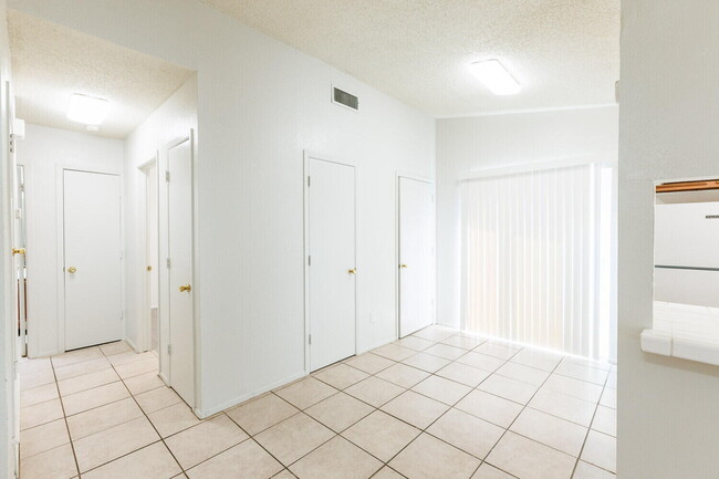 Building Photo - 140 N Troy Ave