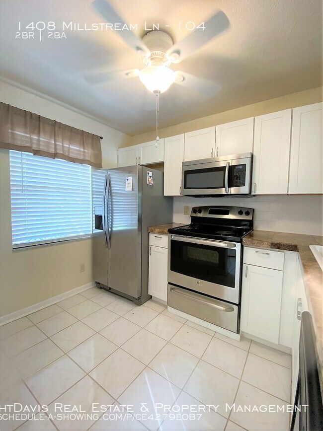 Building Photo - Lake Tiffany of Dunedin Offers 2/2!