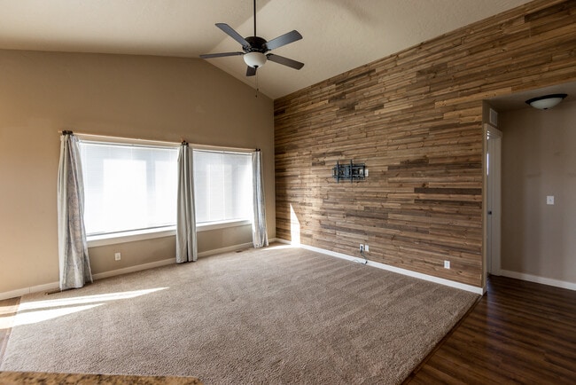 Building Photo - 2803 Tamarack St