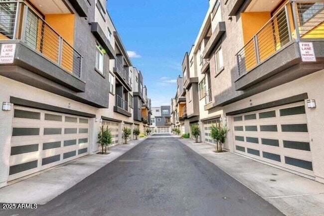 Building Photo - 2090 S Dorsey Ln