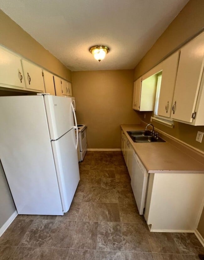 Building Photo - Spacious Split Level Duplex in Lee’s Summit!