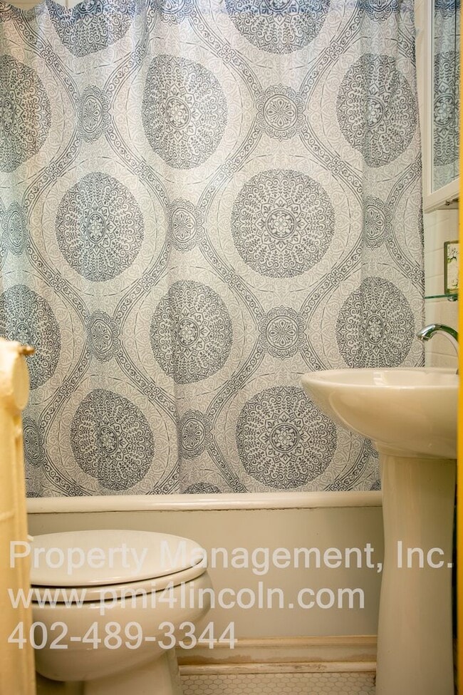 Building Photo - Remodeled, Furnished 1 Bedroom Apartment Available Now!