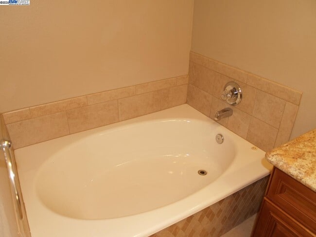 Building Photo - 647 Doral Dr