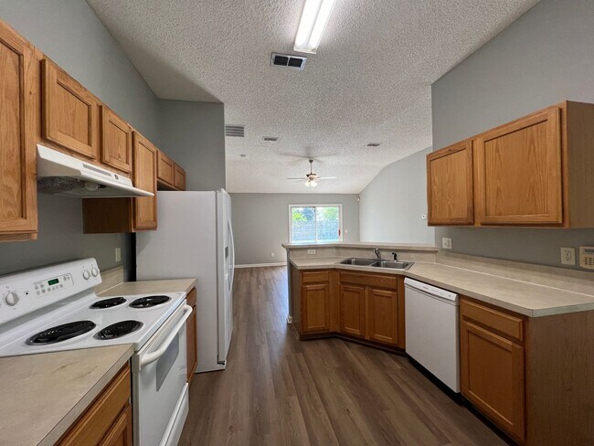 Building Photo - ** COMING SOON ** FENCED Three Bedroom in Watermill