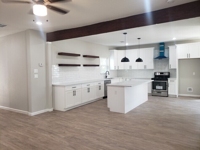 Beautiful, open kitchen - 936 W Austin St