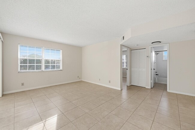 Building Photo - 1502 SE Royal Green Cir