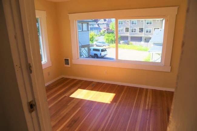 Building Photo - ON MONROE! Remodeled 4 Bed/2 Bath Better than on Campus
