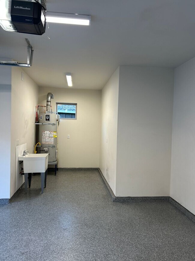 Building Photo - 1079 NW Quincy Ave