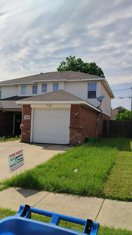 Building Photo - 1305 Village Garden Dr