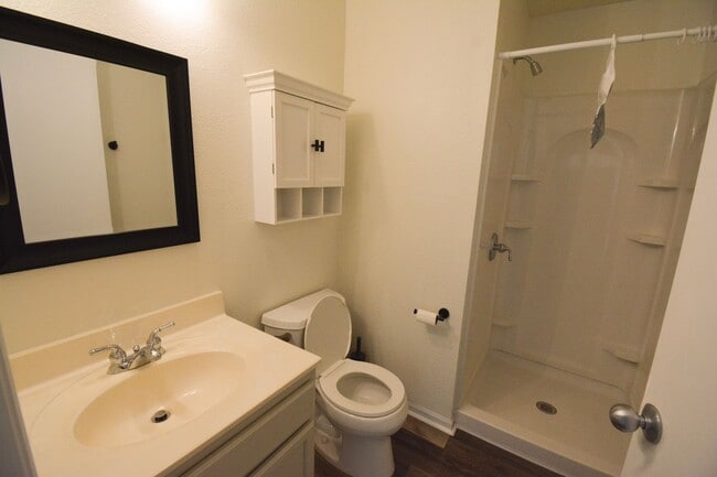 Building Photo - Recently Renovated 4 Bed, 2 Bath Home for ...