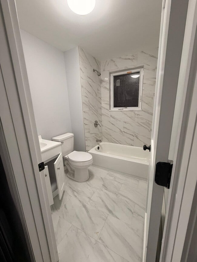 Building Photo - 906 Summit Ave