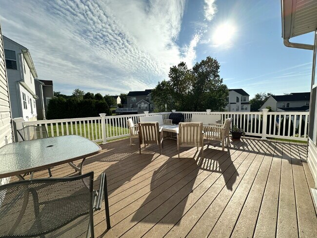 Building Photo - Gorgeous 6-Bedroom 3.5-Bath Colonial in Ma...