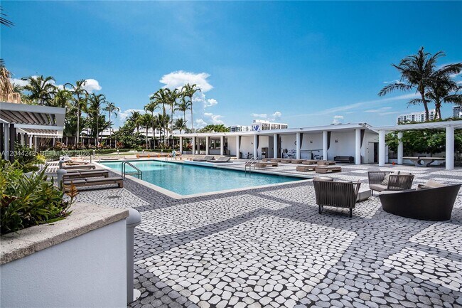 Building Photo - 2020 N Bayshore Dr