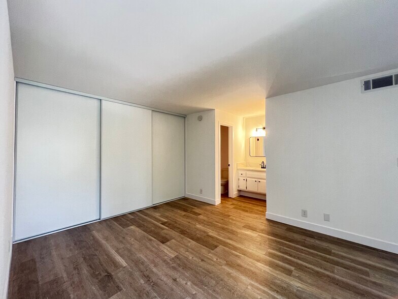 Building Photo - 15511 Sherman Way