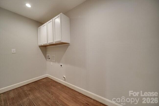 Building Photo - 6700 Castlegate Dr