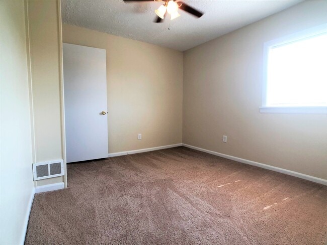 Building Photo - Large House with A/C, deck, updated kitchen, laundry, pet friendly September 1st