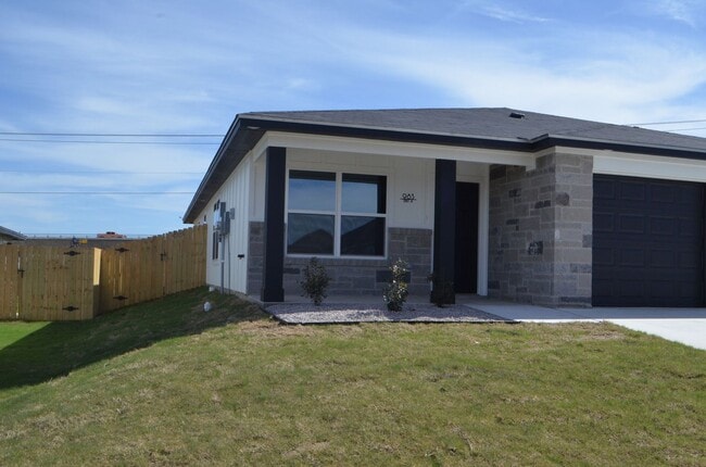 Building Photo - 983 Cline Dr