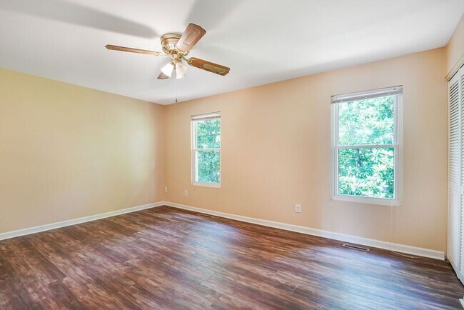 Building Photo - 128 Kings Mill Dr