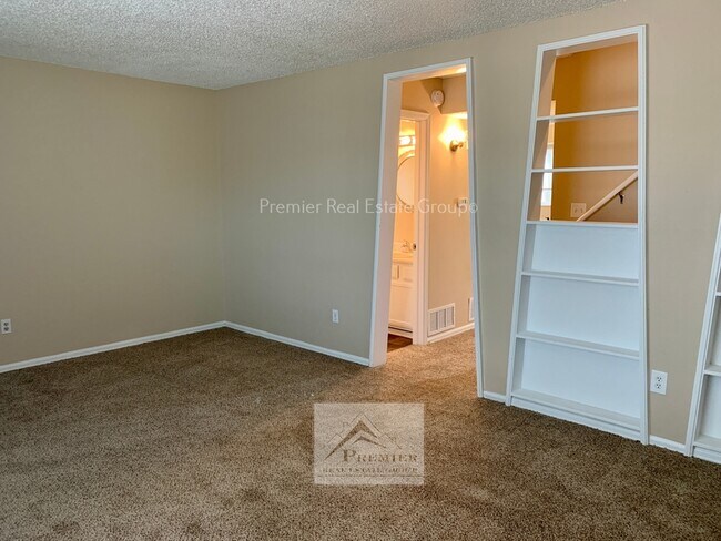 Building Photo - 1122 Delaware Dr