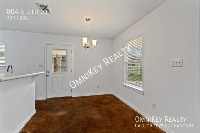 Building Photo - 804 E 5th St