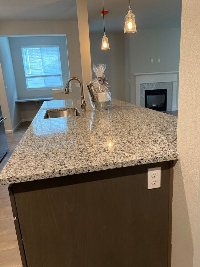 Building Photo - AVAILABLE NOW!!! 4BD/3BA - Pet friendly + Fenced Yard & Washer/Dryer Included - Great South Locat...